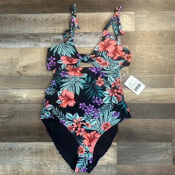 Lost + Wander Beach Wonderland One Piece 🌺 - Picture 12 of 12